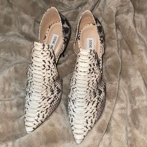Steve Madden Snake print shoes